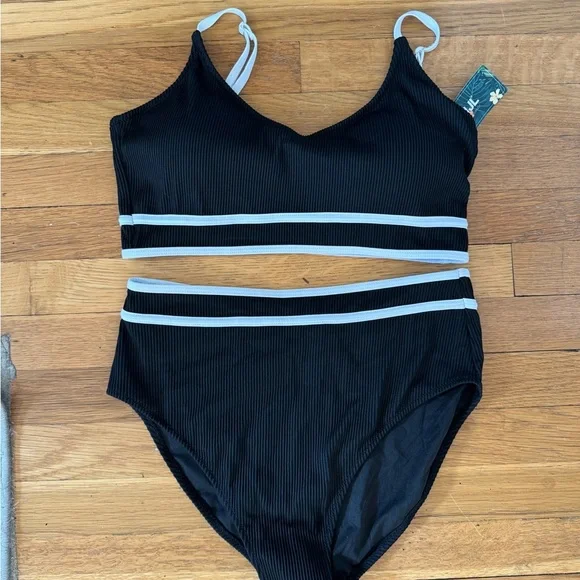 Black and White Sporty Bikini Set - Picture 6 of 8